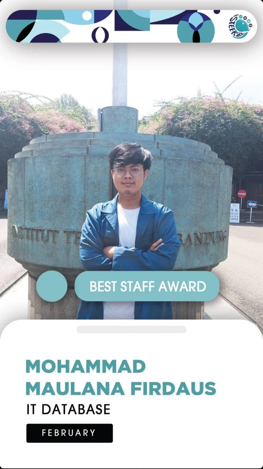 Dokumentasi Best Staff Award untuk Mohamad Maulana Firdaus pada bidang IT Database, dengan potret di kampus ITB