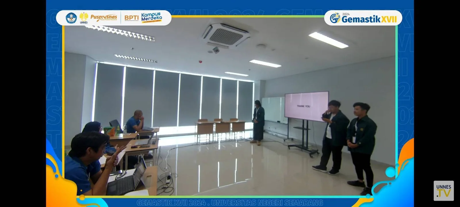 Tim mempresentasikan hasil kompetisi di depan juri dalam dokumentasi GEMASTIK XVII