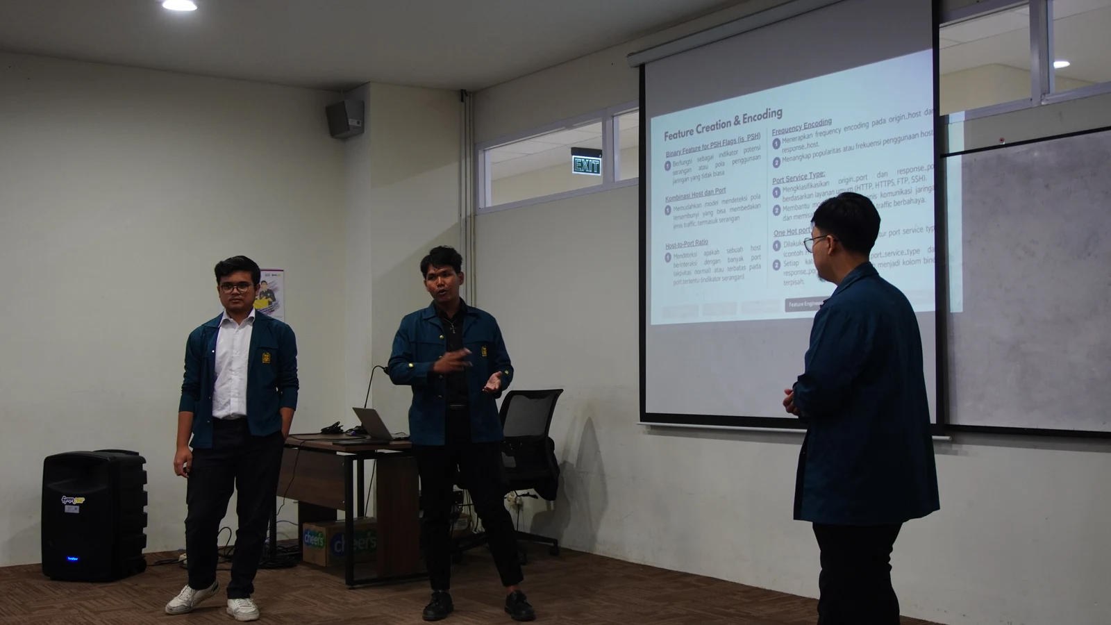 Tim mempresentasikan feature engineering untuk klasifikasi traffic jaringan